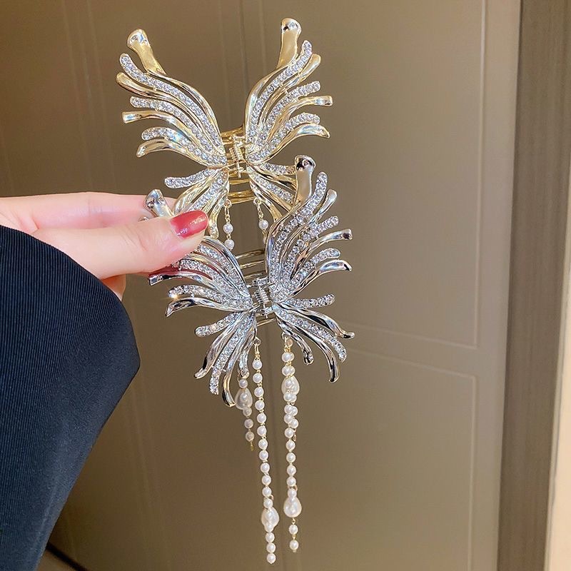Elegante fermacapelli a farfalla con perle e nappe_voghion.com