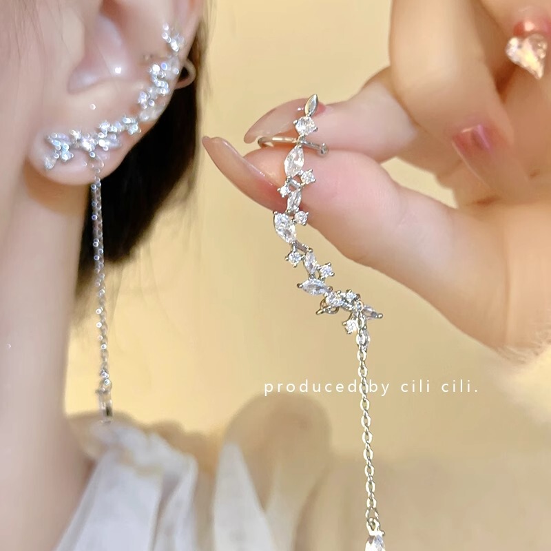 Super Shiny Full Diamond Long Tassel Ear Hooks Without Pierced Ear Clips Showing Face Small Niche Design High-End Wear Earrings Super Shiny Full Diamond Long Tassel Ear Hooks Without Pierced Ear Clips Showing Face Small Niche Design High-End Wear Earrings