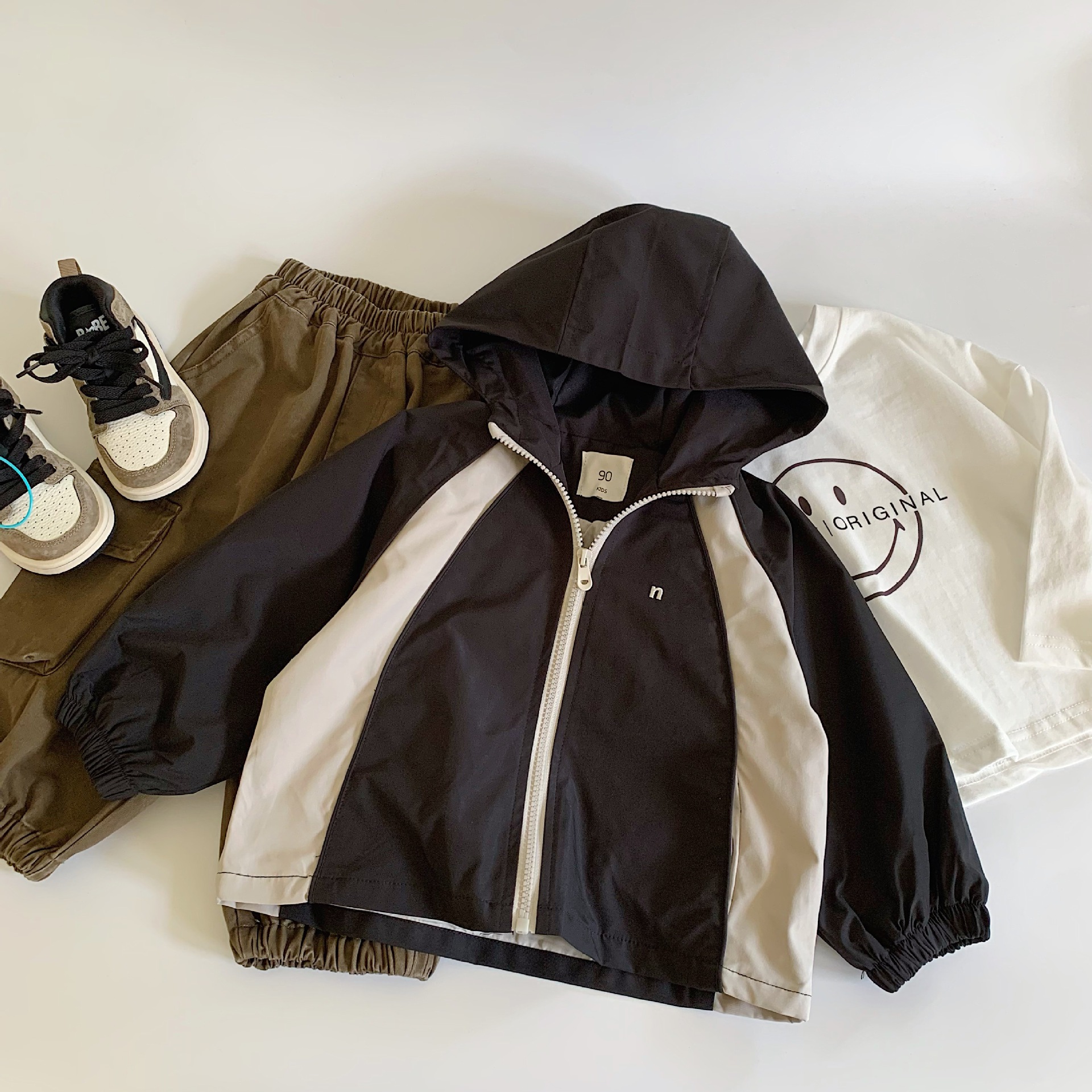 Chaqueta para niños Maibao 2025 primavera nuevo cárdigan a juego de colores para niños pequeños y medianos Camisa con cremallera coreana Chaqueta simple con capucha