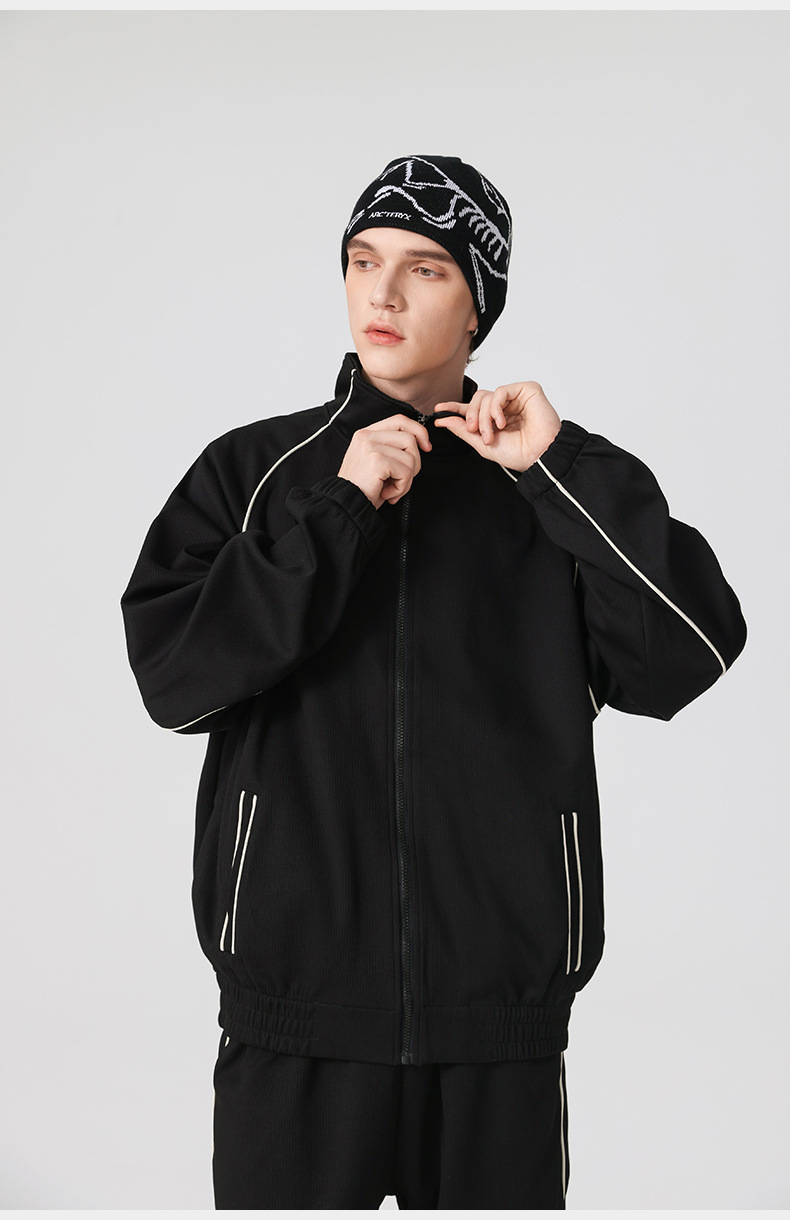 Completo casual da uomo alla moda con colletto alto, giacca, pantaloni a gamba larga, modello cardigan dal design ampio abbinato a pantaloni sportivi_voghion.com