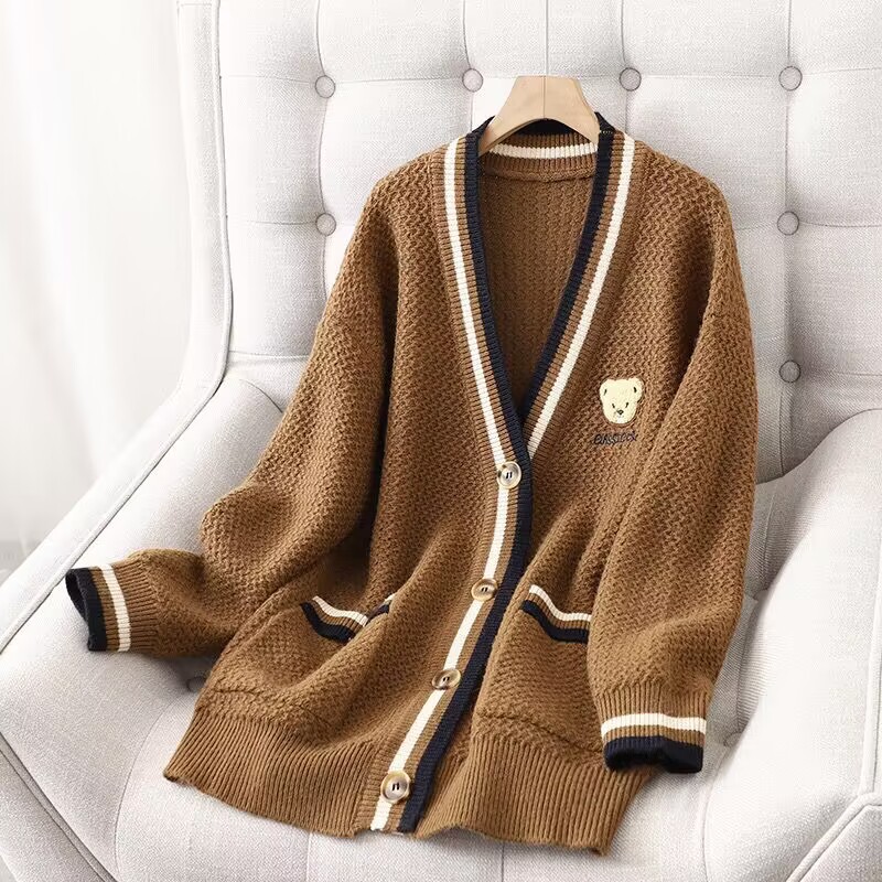 Damenbekleidung neuer Bär Jacquard V-Ausschnitt locker gestrickte Strickjacke Damen Herbst und Winter gestreifte große Größe Pulloverjacke im faulen Stil_voghion.com