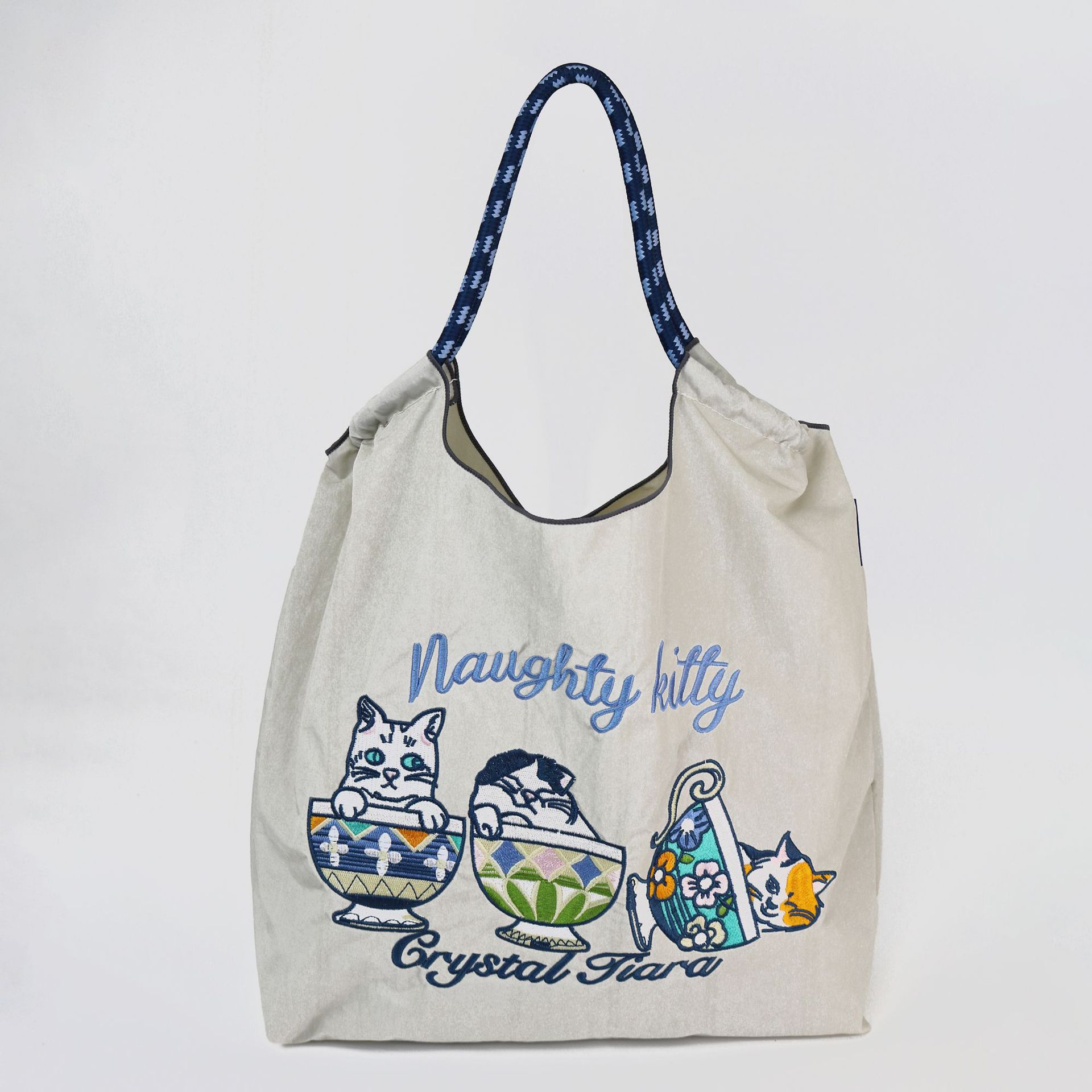 밝은 회색 찻잔 고양이