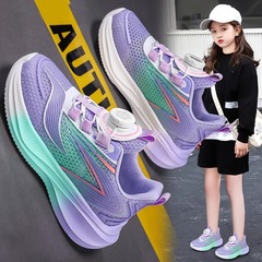 子供の運動靴の夏の2025新型の通気性のネットの赤いウサギの女の子のランニングシューズの中で大きい子供の軽くて滑り止めの子供靴