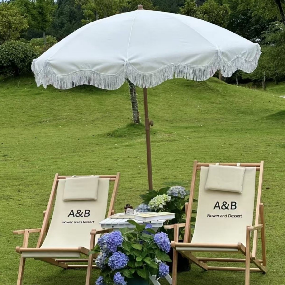 French-style tassel courtyard umbrellas for gardens, scenic areas, terraces, and seaside vacations. Sun protection umbrellas available for wholesale