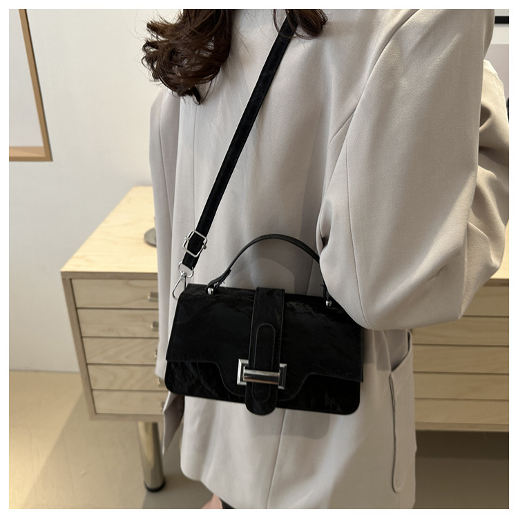2024 New style women's trendy, fashionable and high-quality single-shoulder handbag, autumn commuting crossbody small square bag undefined