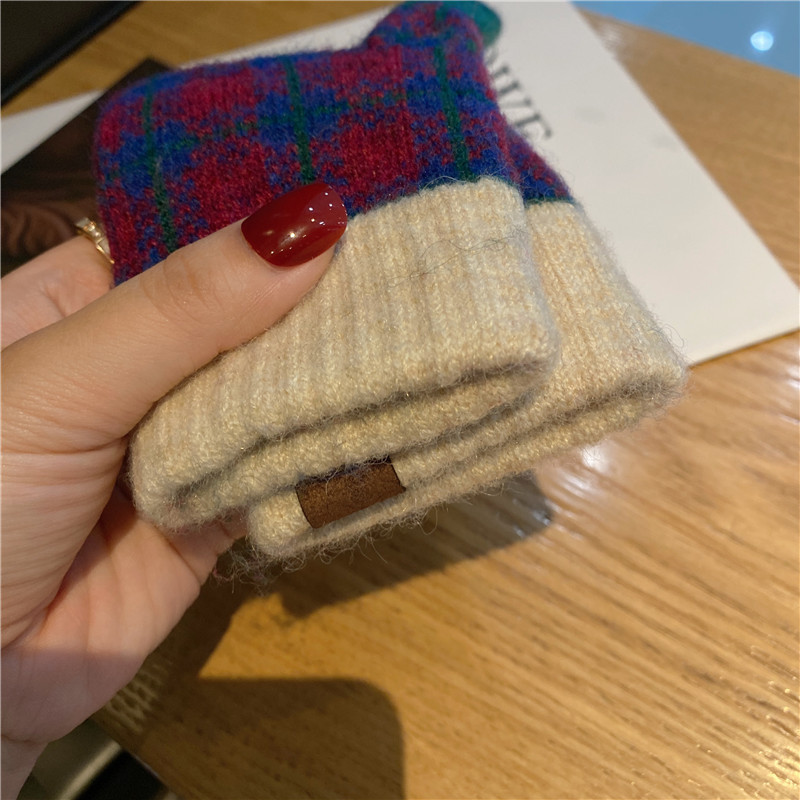 日本の衝突色の格子のタッチパネルの保温の手袋の女性の秋冬の新型のメリヤスとベルベットの車は森の女子学生に乗ります。