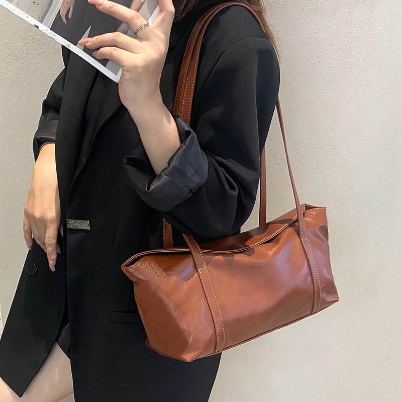 トップ牛革は自然に脇に落ちて高級な質感の女性バッグを包んでいます。|undefined