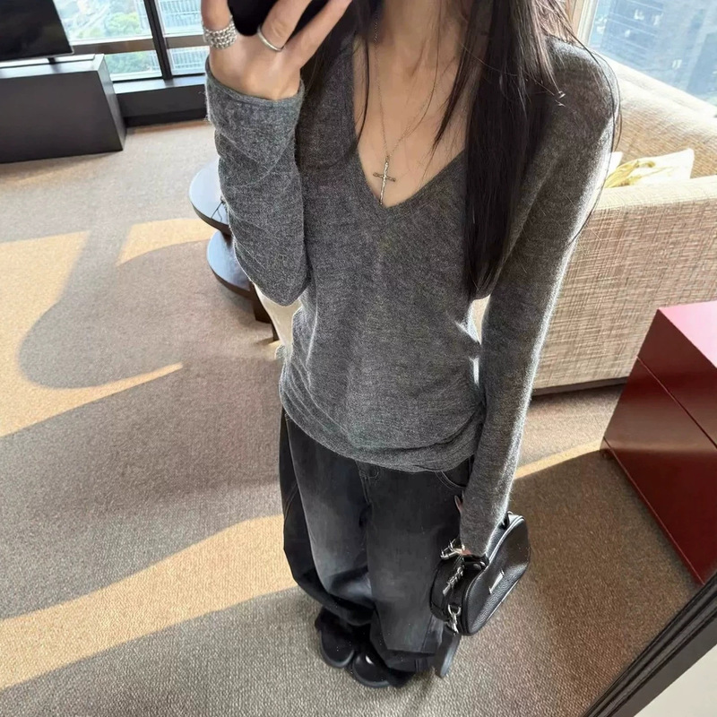 V-neck knitted base shirt for women, early autumn 2026 new style, loose and slimming, unique and stylish gray long-sleeve top V-neck knitted base shirt for women, early autumn 2026 new style, loose and slimming, unique and stylish gray long-sleeve top