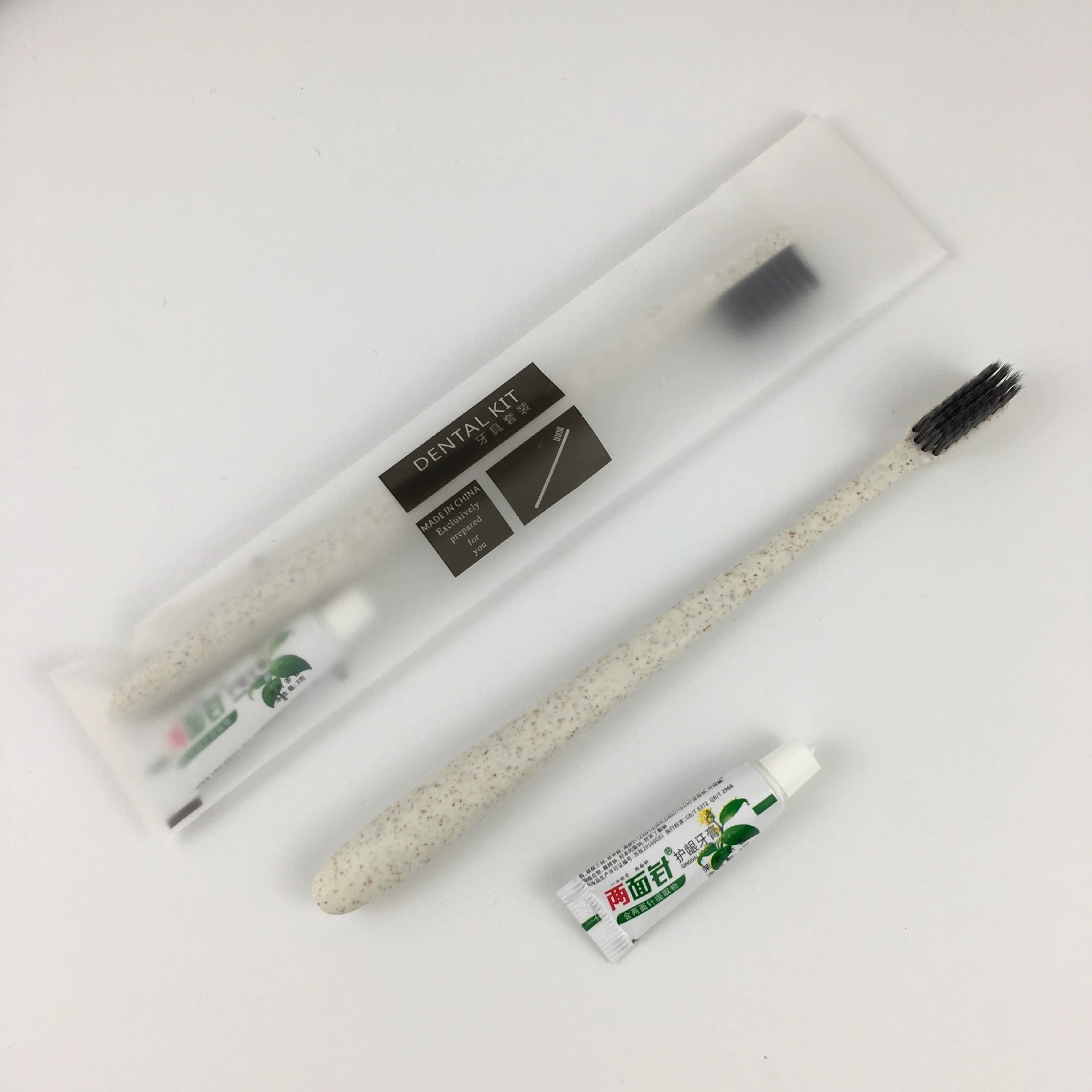 Одноразовый костюм для стирки в отеле Черная этикетка Сумка из мягкой пленки Денежная зубная щетка для проживания в семье Набор для шитья Портативный костюм для стирки