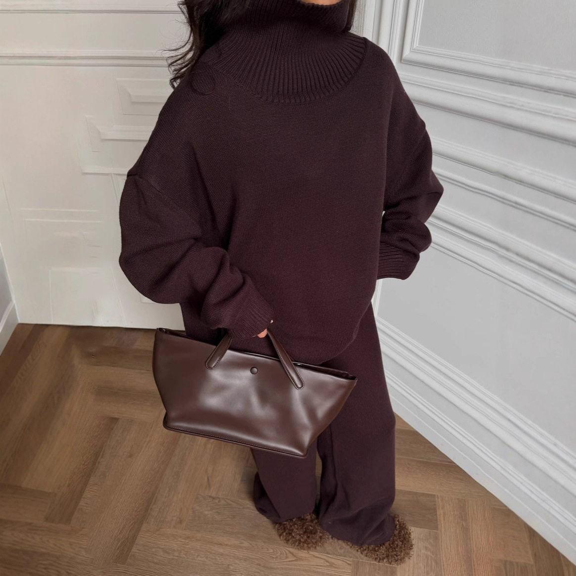 Completo composto da maglione oversize con collo alto e pantaloni larghi e fluidi - Completo due pezzi morbido da donna per autunno inverno in grigio, marrone e beige | S/M/L_voghion.com