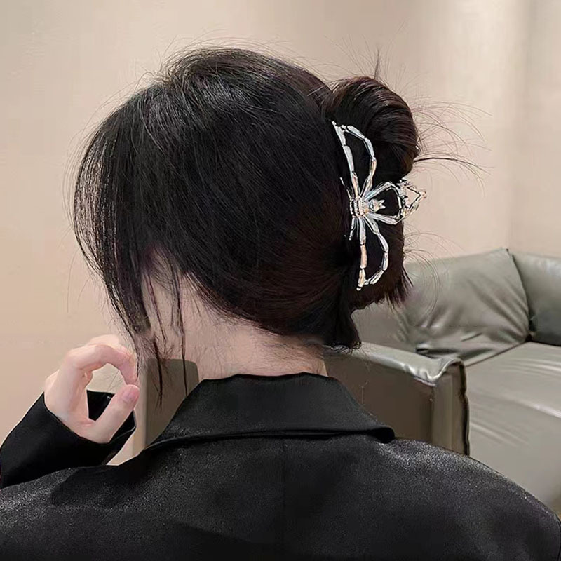 Silver Skull Hand Clip