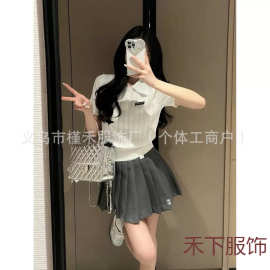 高定miu系25早春新款胸前字母徽标刺绣红色翻领羊毛针织短袖上衣