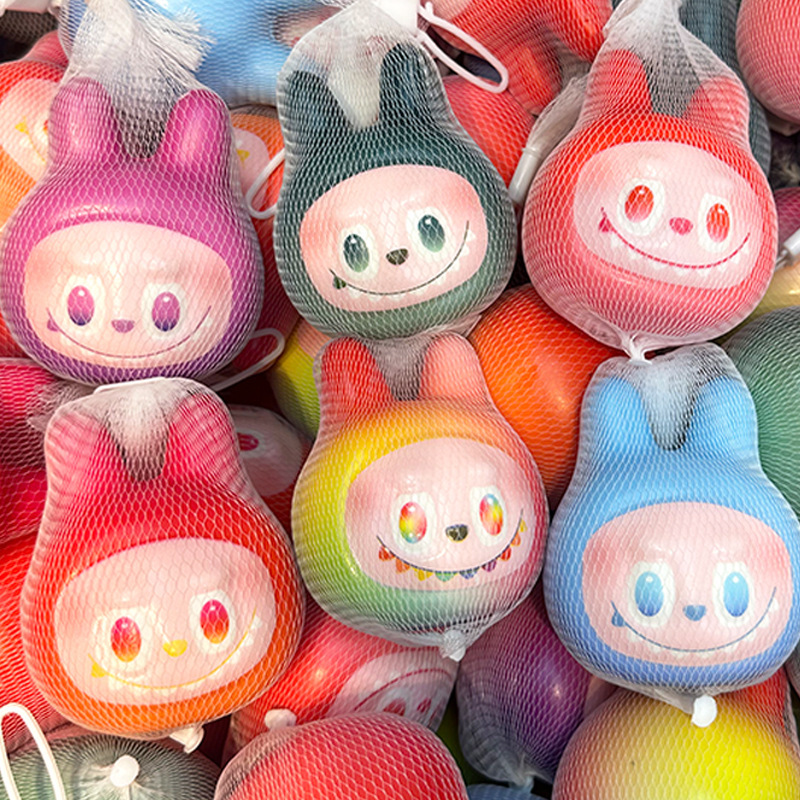 大きいサイズの史迪仔はつまみます。ゆっくりと子供のおもちゃを弾きます。|undefined