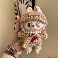 卡其针织 Labubu 戴小熊标帽 背同色挎包 珍珠链 毛绒萌趣手办