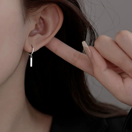 戒指;耳环;耳钉