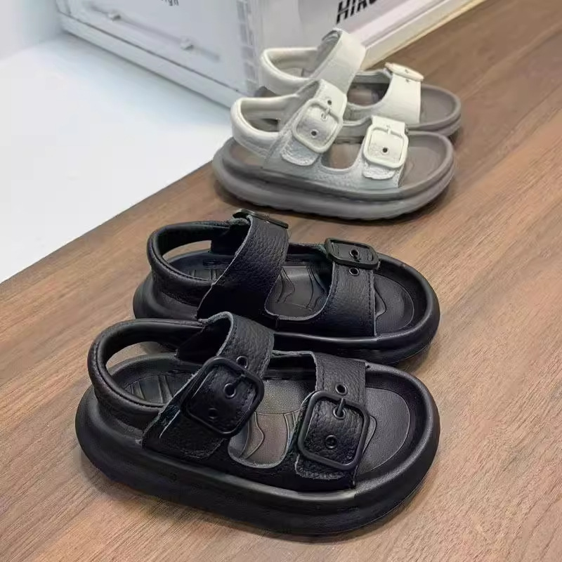 Sandalias deportivas con hebilla de metal para niños 2025 verano nuevo estilo niños zapatos casuales suela suave zapatos de playa con punta abierta para niñas marea