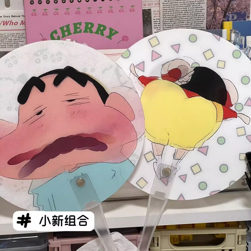 クレヨンしんちゃんは扇子の格子のアイデアの扇子をいじります。|undefined