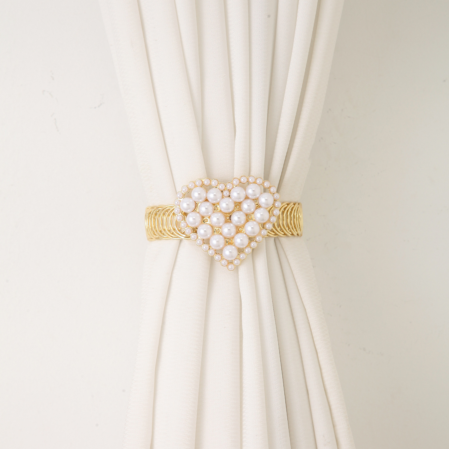 Abraçadeira de cortina com coração e pérolas elegante_voghion.com