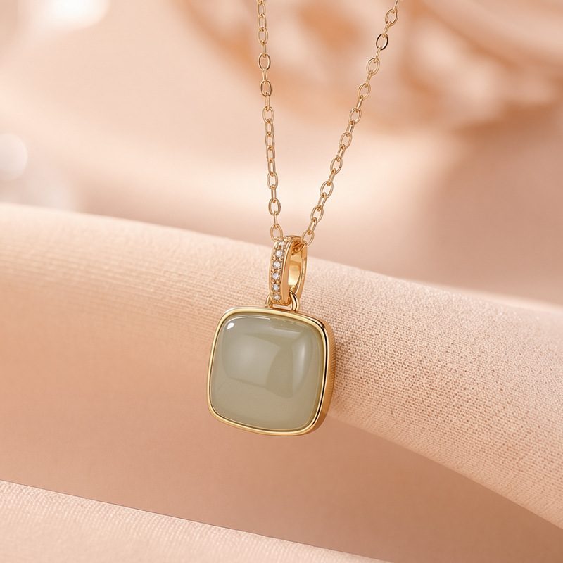 Mặt dây chuyền bạc S925 mạ vàng đính ngọc bích Hòa Điền hình vuông phong cách Tân Trung Hoa — Bạc