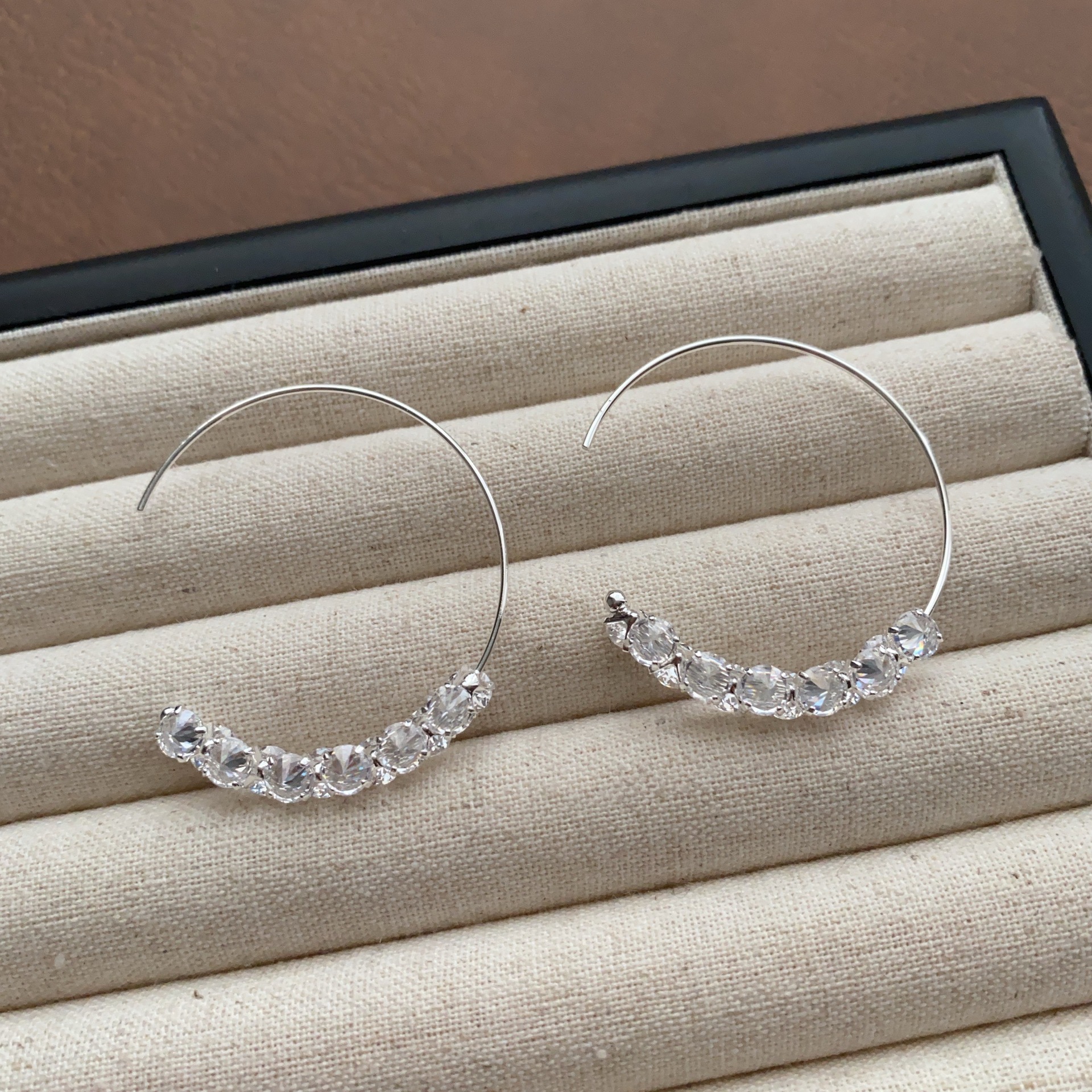 Minimalist and Luxurious C-shaped Hoop Earrings Inlaid with Zircon for a Brilliant Shine, High-end Niche Design, Exquisite and Versatile Ear Accessories