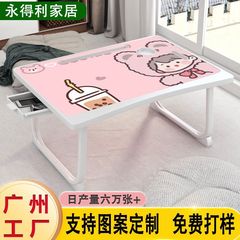 エミリーのベッドの上のコンピュータの机は折りたたみます。