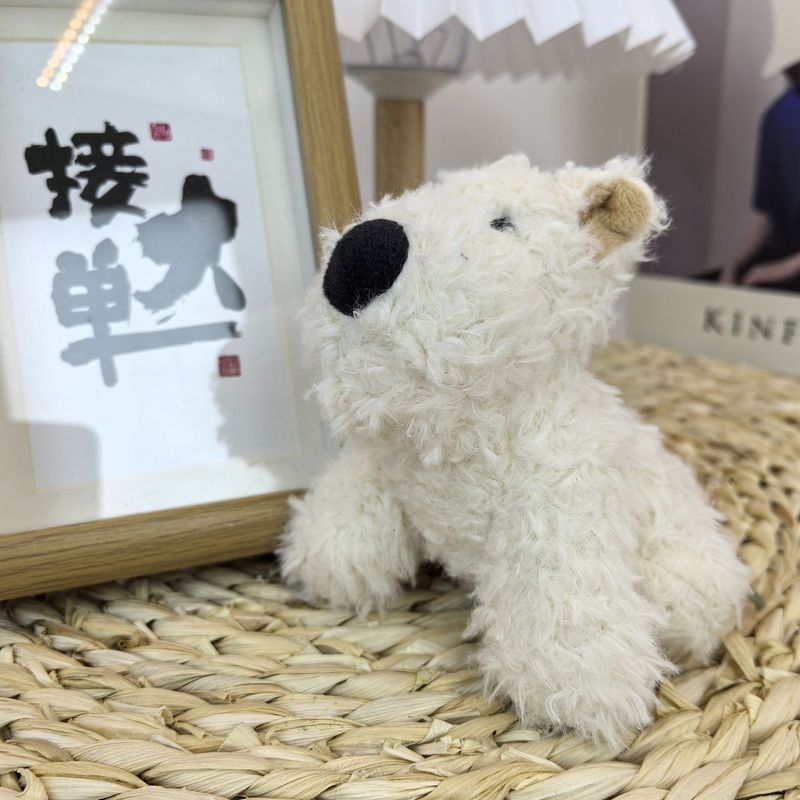 ぼんやりと萌えます。西高地のぬいぐるみのペンダントには、キャラクターの子犬のネックレスが飾られています。|undefined
