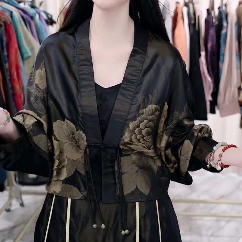 高級品質の両面は国風の婦人服を着ています。|undefined