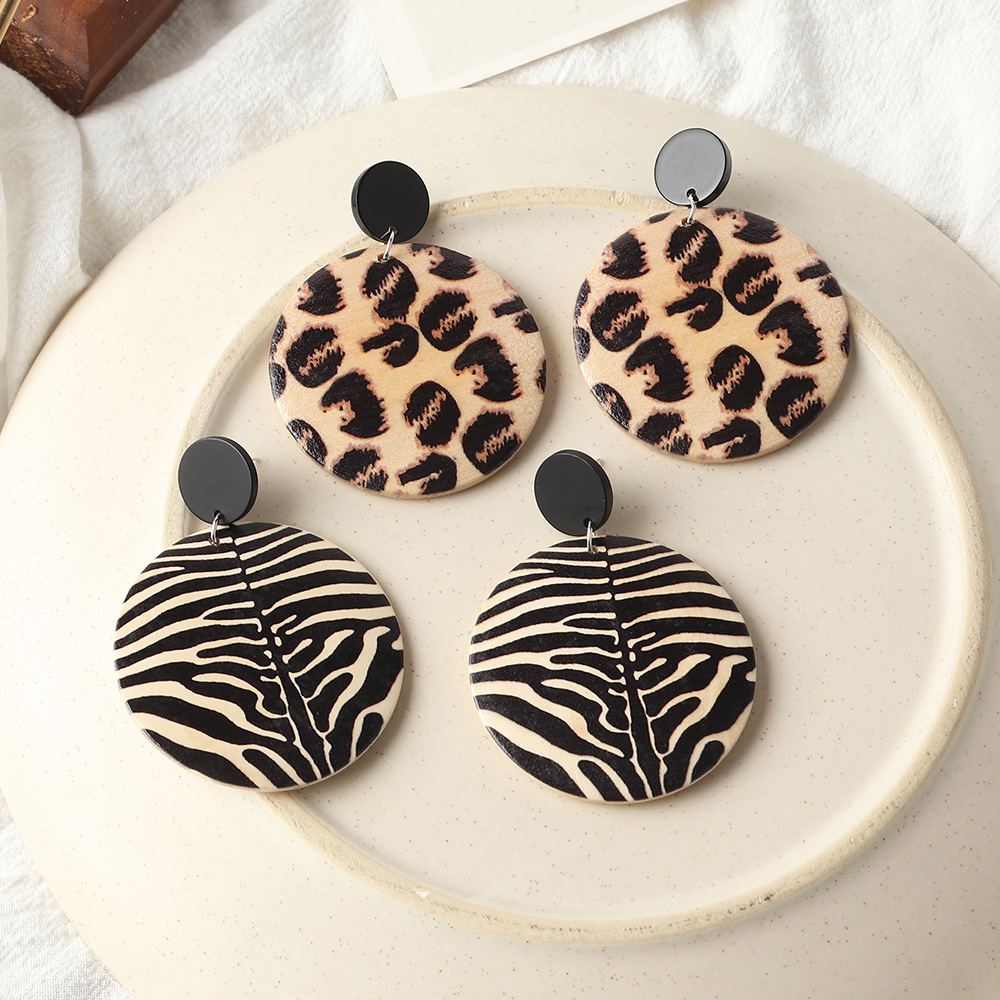 Autumn And Winter Wooden Print Leopard Earrings Exaggerated Creative Geometric Animal Pattern Earrings display picture 5