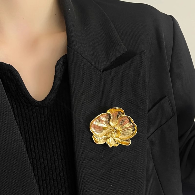 2025 New Niche Vintage Phalaenopsis Flower Brooch Women's High-end Exquisite Suit Pin Fashion Corsage