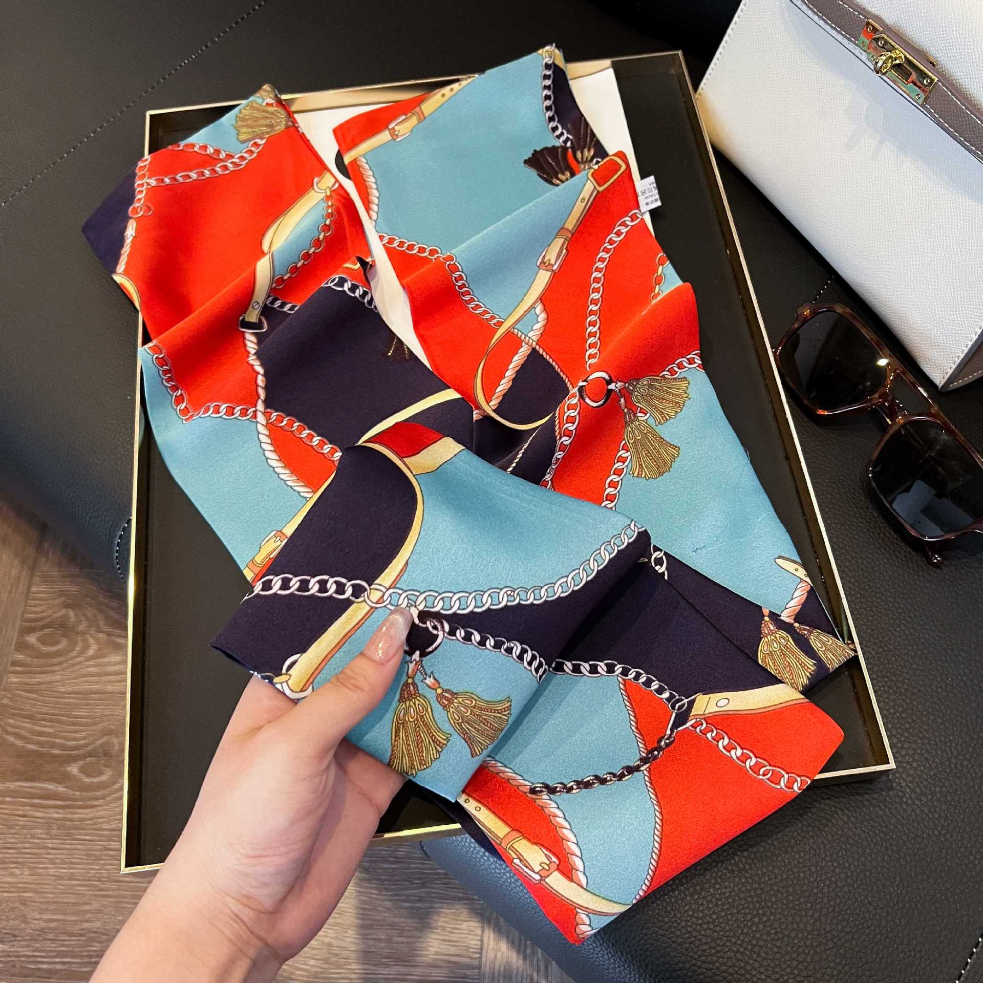 Nueva bufanda de seda pequeña banda larga estrecha para el cabello mujer estilo primavera y otoño moda madre bufanda estilo verano estilo fino serpentina bufanda al por mayor