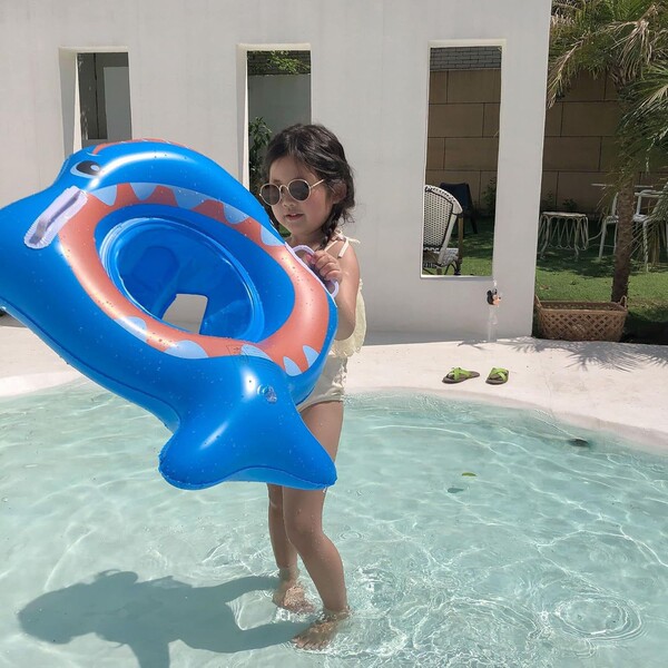 Inflatable children's chair for swimming
