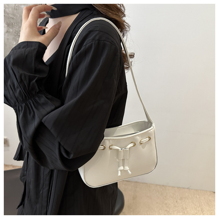 The new autumn/winter 2024 collection of women's bags features a retro and simple Korean-style underarm bag. This year, hand-held bags are in vogue, exuding a sense of sophistication undefined
