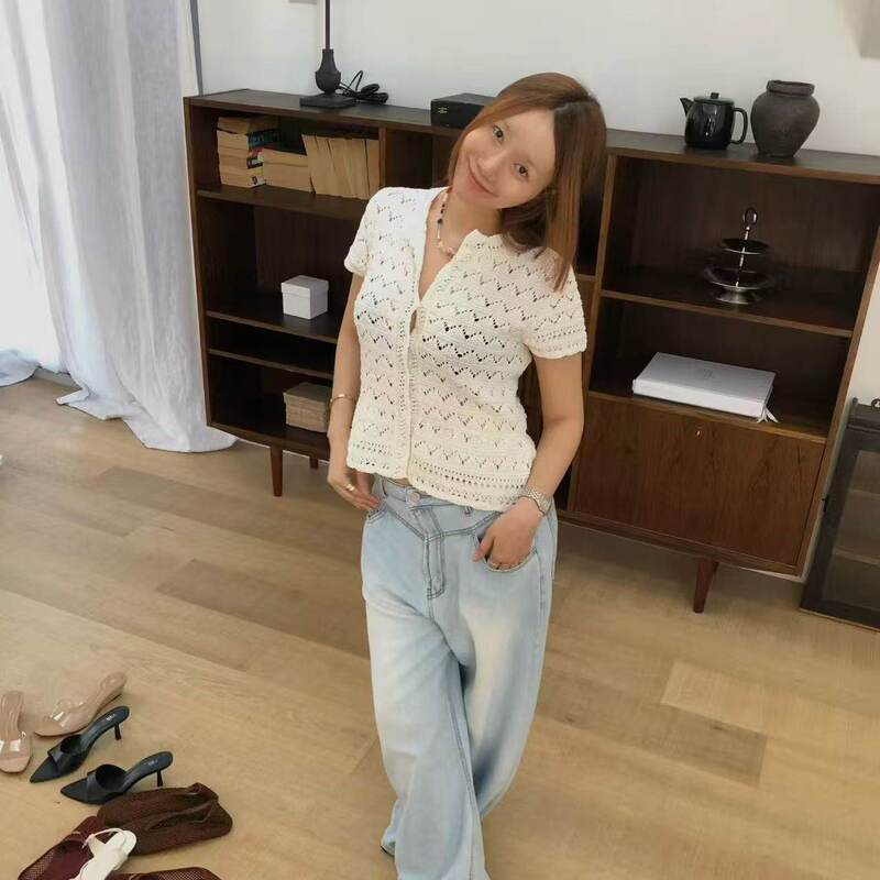 Now, Korean designer m*de's hollow-out knitted short-sleeve Korean-style women's clothing is available in a new early autumn collection, offering a gentle and elegant knitted sweater Now, Korean designer m*de's hollow-out knitted short-sleeve Korean-style women's clothing is available in a new early autumn collection, offering a gentle and elegant knitted sweater