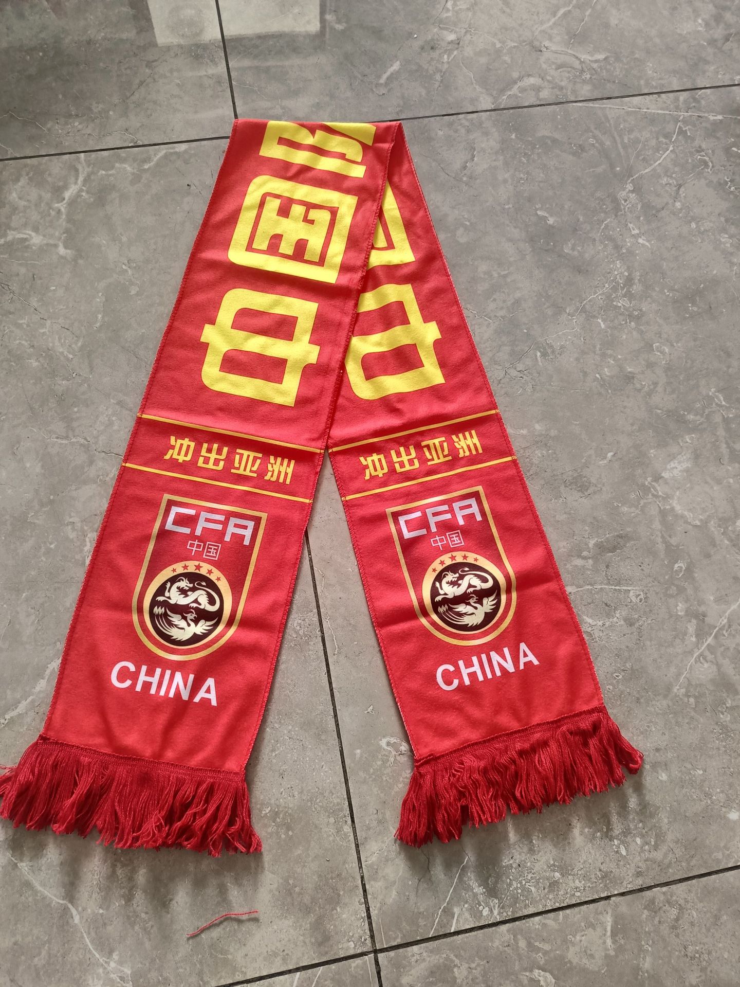 Bufandas de Terciopelo para Fanáticos de Equipos Nacionales de la Copa Mundial, Bufandas de Animación y Apoyo para Clubes de la Copa de Europa, Disponibles en Existencia