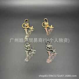 外贸跨境饰品包挂批发钥匙扣挂件包包链条L牌金属挂件饰