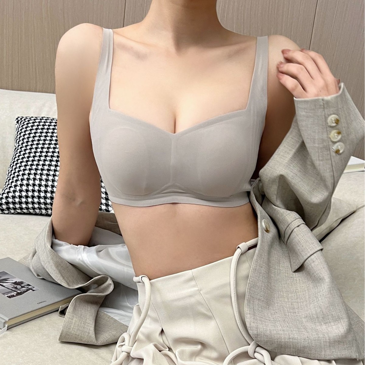 Venta directa de fábrica comercio electrónico transfronterizo sudeste asiático Vietnam Tailandia ropa interior de mujer sin costuras cuello cuadrado desnudo Tiraven sujetador