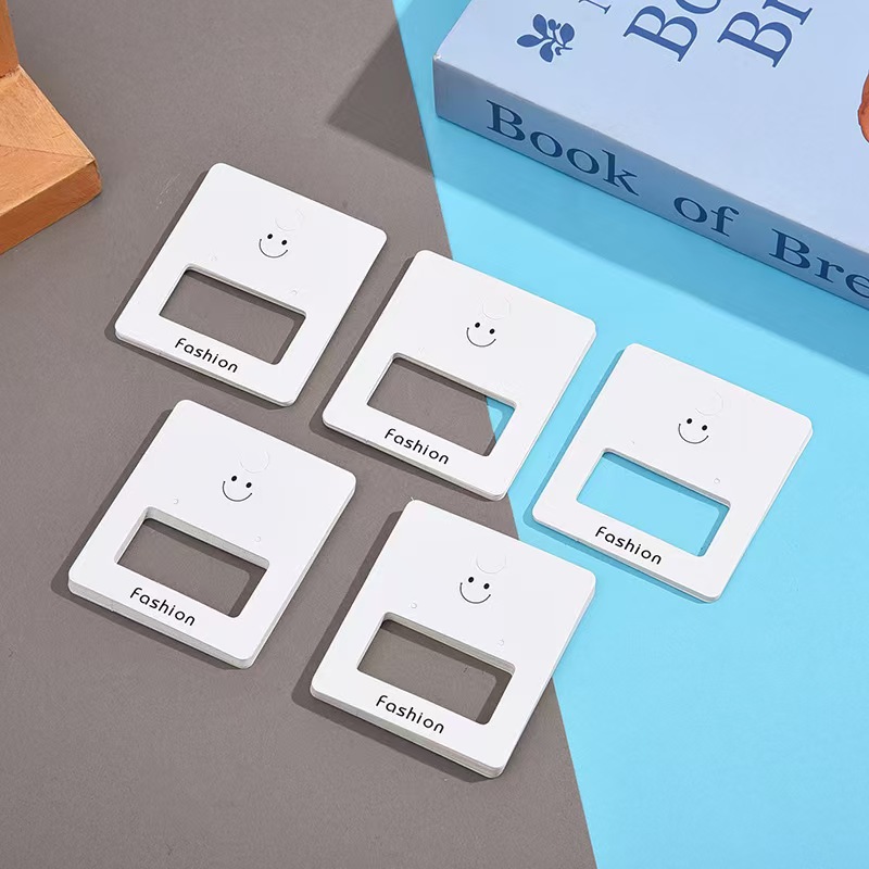 Tarjeta de embalaje de joyería de moda Pendientes de bricolaje Tarjeta de exhibición ins Tarjeta de sonrisa hueca en stock Logotipo