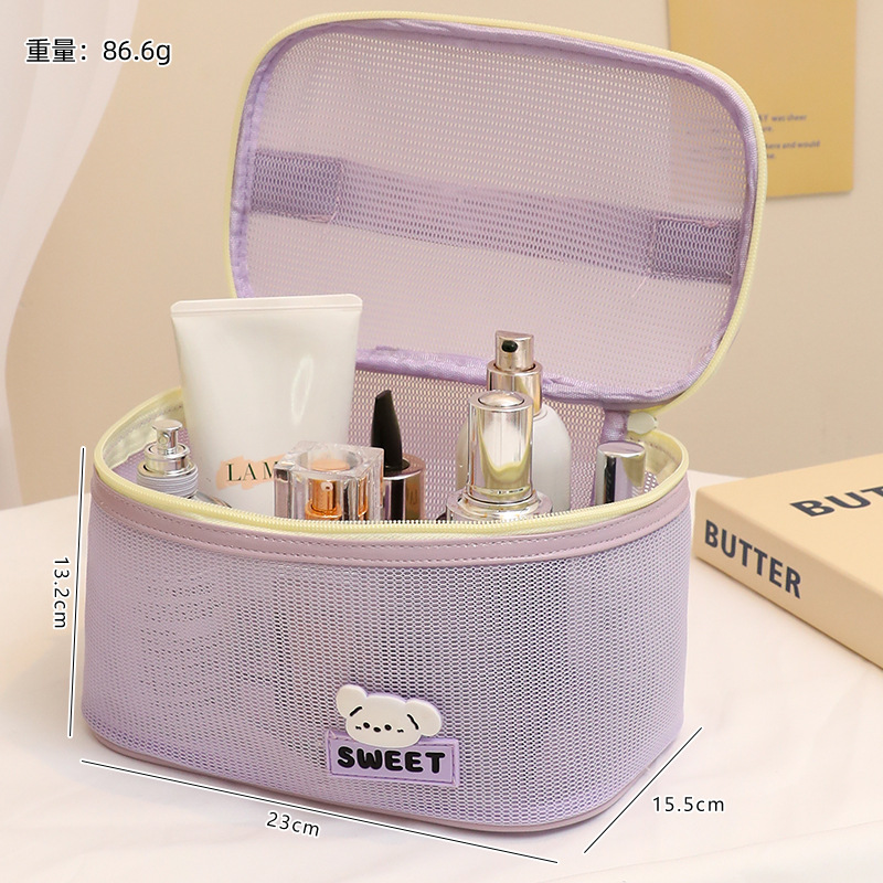 Bolso cosmético morado con tapa abierta