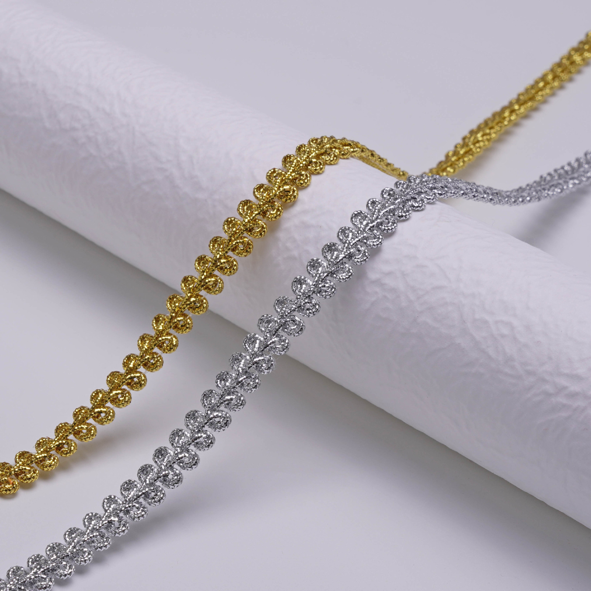 Suministro de stock directo de fábrica 0,8 cm de oro y plata, borde de ciempiés, encaje en espita, ropa, accesorios textiles para el hogar