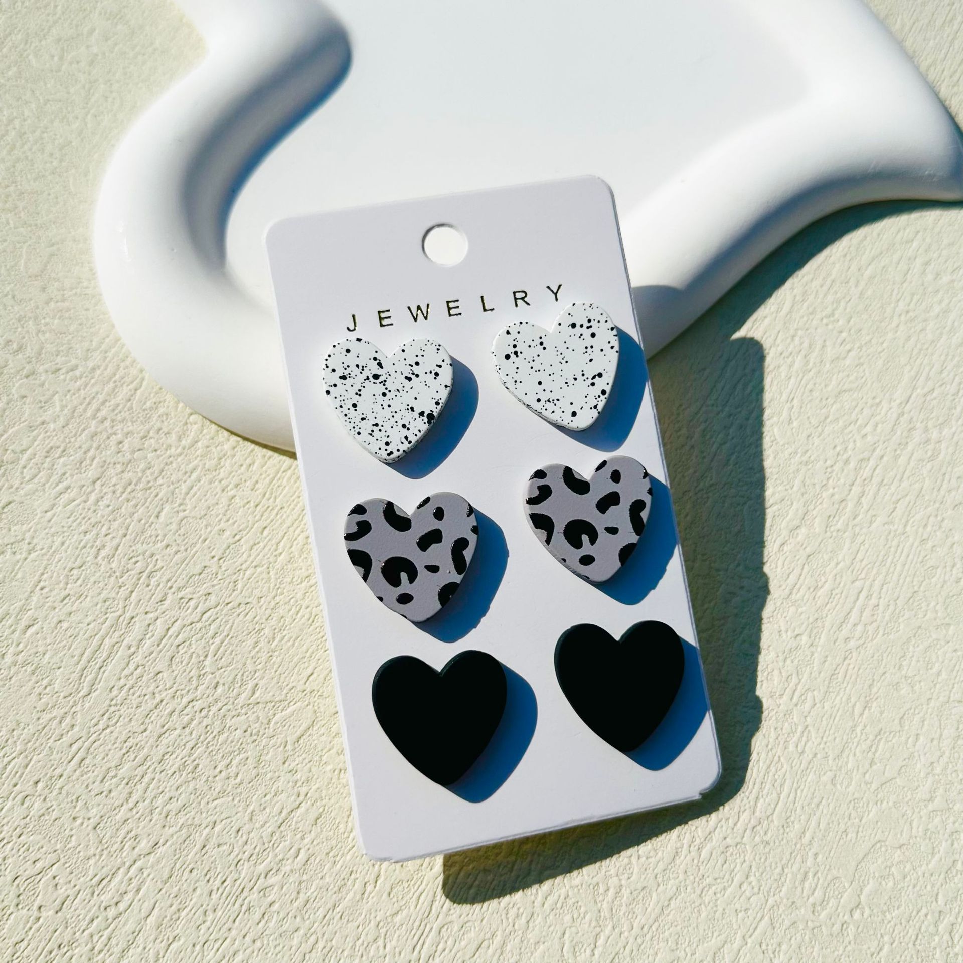 Simple Style Heart Shape Arylic Women's Ear Studs display picture 2