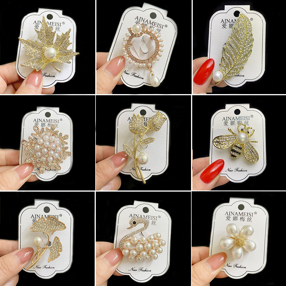 Nueva perla mariposa de gama alta rhinestone broche femenino ramillete anti-exposición pin suéter abrigo traje Ropa Decoración