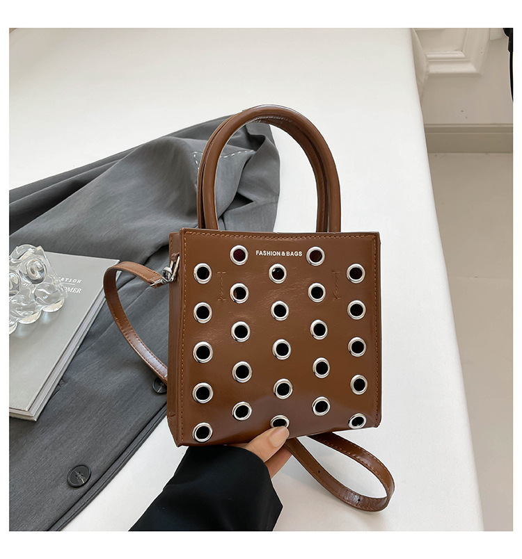 Bolsa punk europea y americana para mujeres 2026 nuevo retro remaches agujeros bolsos cuadrados de viaje ocio mochila de hombro