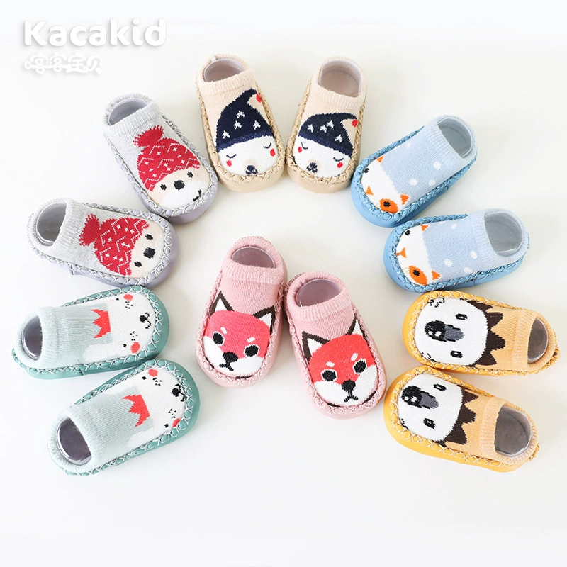 Оптовые поставки детских носков на осень 2025 года для мальчиков и девочек, детские носки-тапочки с мультяшным принтом, нескользящие носки для малышей на мягкой подошве, носки-тапочки на кожаной подошве.