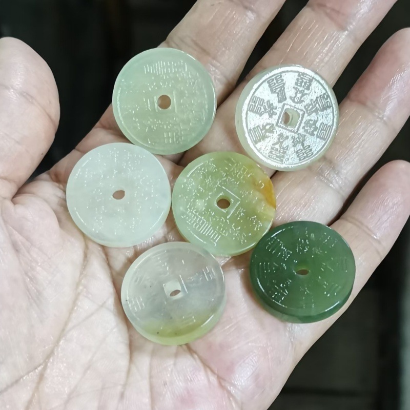 岫玉山鬼钱道家山鬼花钱文玩玉石吊坠车挂手把件男女款玉雕