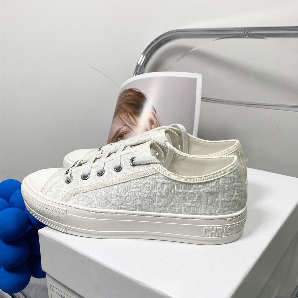 Hong Kong retro primavera y verano nuevo D casa gruesa zapatos de lona bordados 2025 letras correa de zapatos de plantilla universal para mujeres