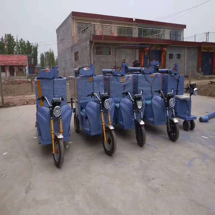 新型牛羊喂料车柴油饲料投料车移动式自动撒料车猪场自动喂料车