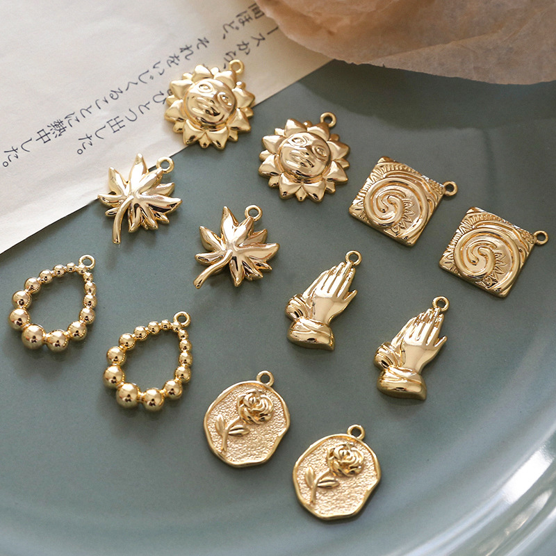 4g Weight Charms, Jewelry Accessories Classification 1 Piece Quantity Copper Material Sun, Maple Leaf, Rose Pattern Retro Style 1 Piece Copper Sun Maple Leaf Rose 无