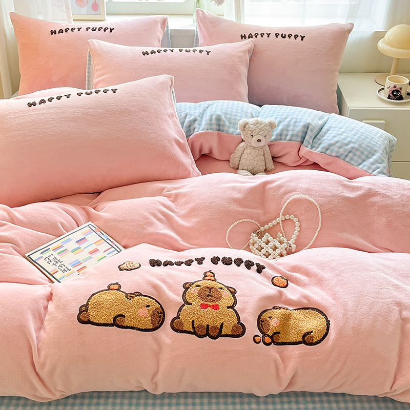 Cama de cama de cuatro piezas de seda de cama de coral más cubierta de edredón de invierno de peluche de franela dormitorio de tres piezas 4