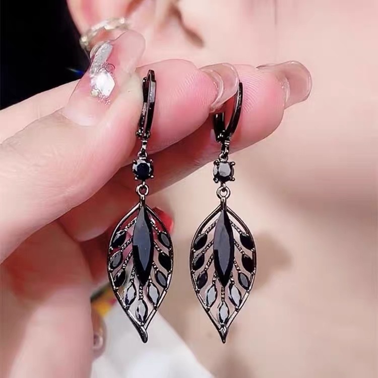 2025 nuevo aretes de hoja de zircón negro de moda ligero de lujo aretes de estilo de moda de alta calidad aretes de aretes versátiles