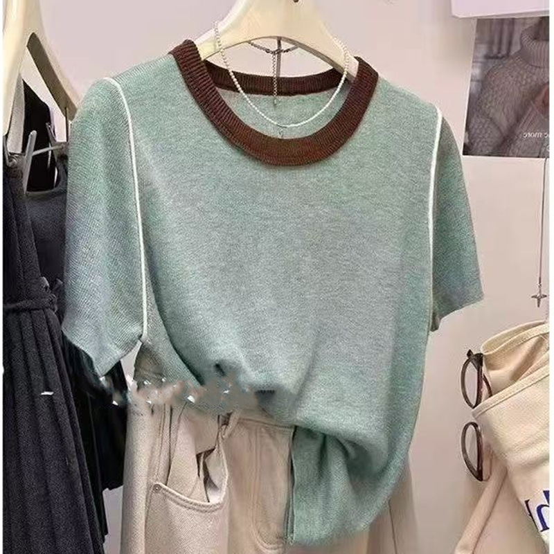2025 estilo occidental de verano con camisa de fondo delgada y delgada, cuello redondo de color de contraste coreano, suéter de manga corta de todo fósforo para mujer